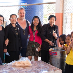 02-คุณหนิด คนคล่อง เลี้ยงอาหารกลางวันเด็กๆ[25-01-2560]