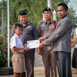 30มอบประกาศนียบัตร นักเรียน ป.5-6 ในโครงการ DARE[06-03-2561]